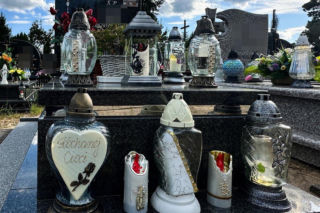 Dwa gołębie na grobie zamordowanych przez córkę rodziców. Ten znak poruszył Ostródę