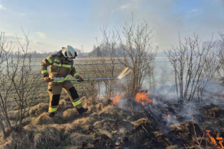 Wypalanie traw: Grozi 30 000 zł kary i areszt. Apel straży
