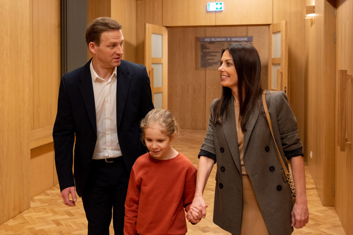 Barwy szczęścia, odcinek 2675: Kasia (Katarzyna Glinka), Maks (Mikołaj Wachowski), Łukasz (Michał Rolnicki)