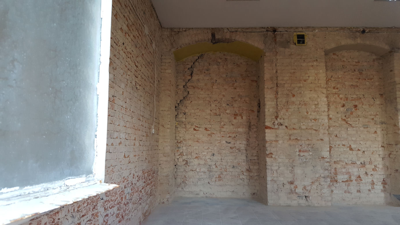 Lecą tynki i ściany. Ruszyły prace w budynku przyszłej biblioteki miejskiej 