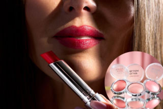 Walentynkowy makijaż ze swederm. Czerwone usta i promienny blask na wieczorne wyjście