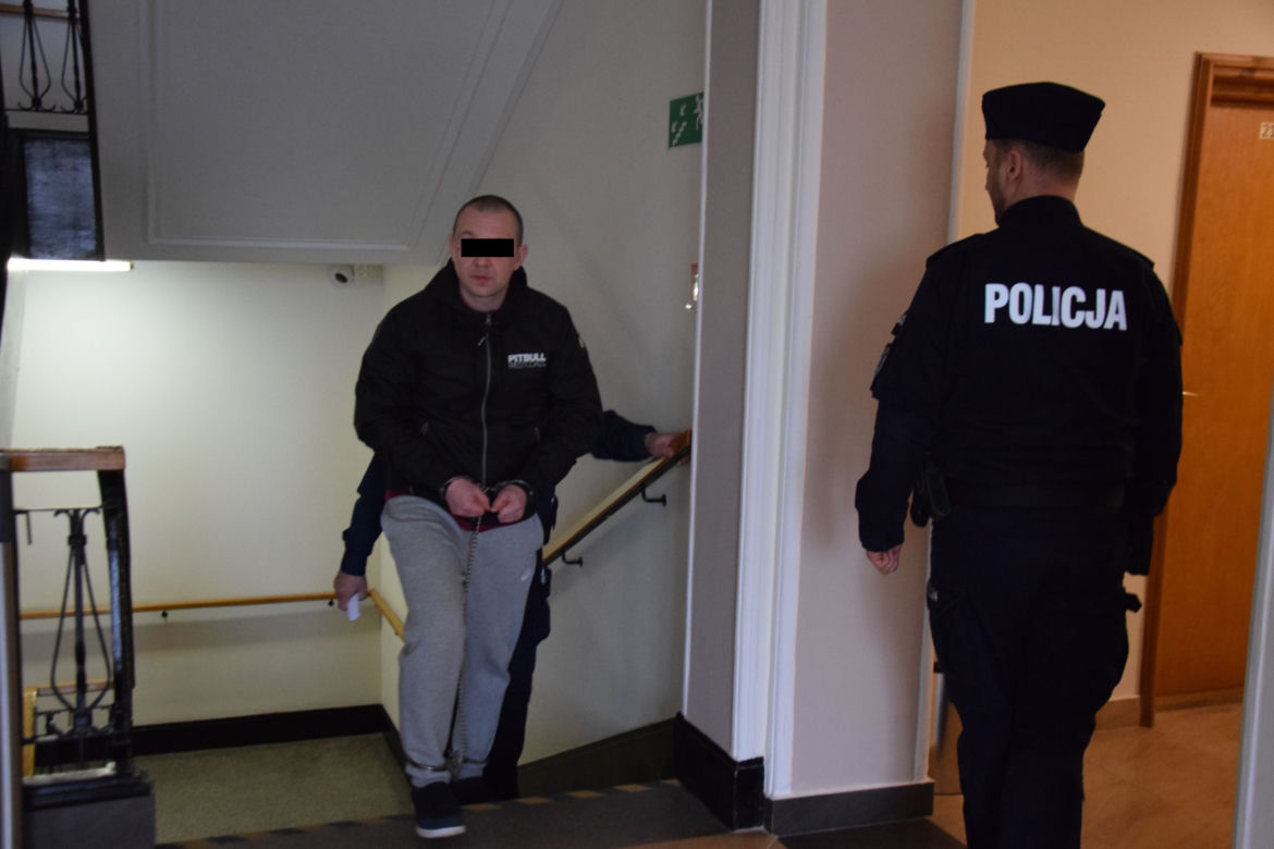 Doprowadzenie Adama Sz. do sądu [GALERIA]