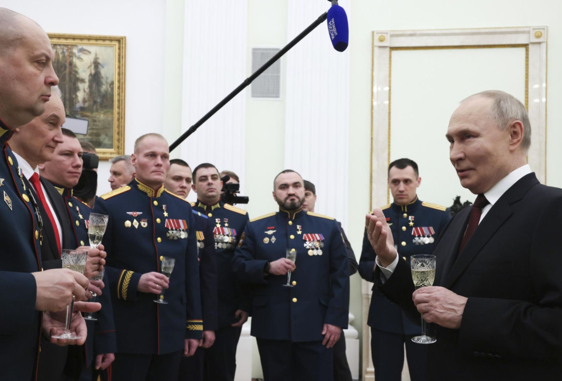 Putin gromadzi sprzęt 50 km od granicy z NATO! Wszystko widać na zdjęciach!