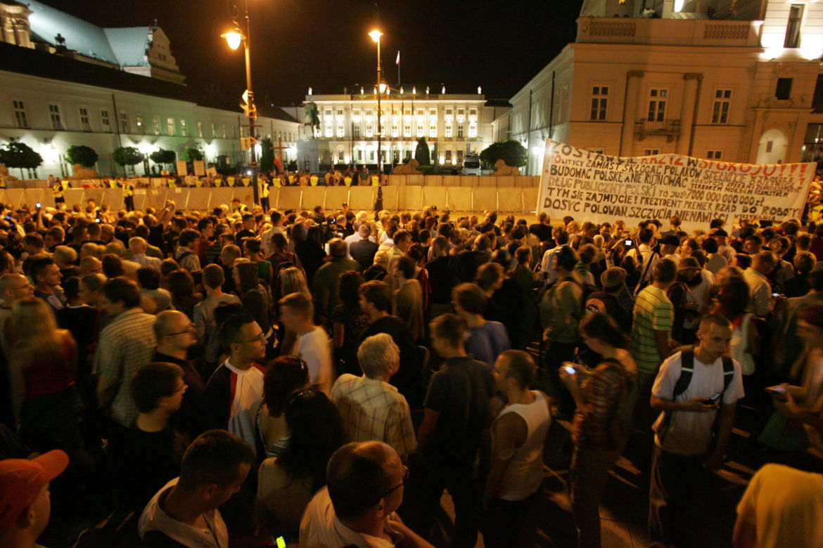 Demonstracja przeciwników pozostawania krzyża pod Pałacem