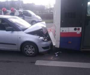 Samochód osobowy wjechał w tył autobusu. Chwile grozy na Wojska Polskiego 