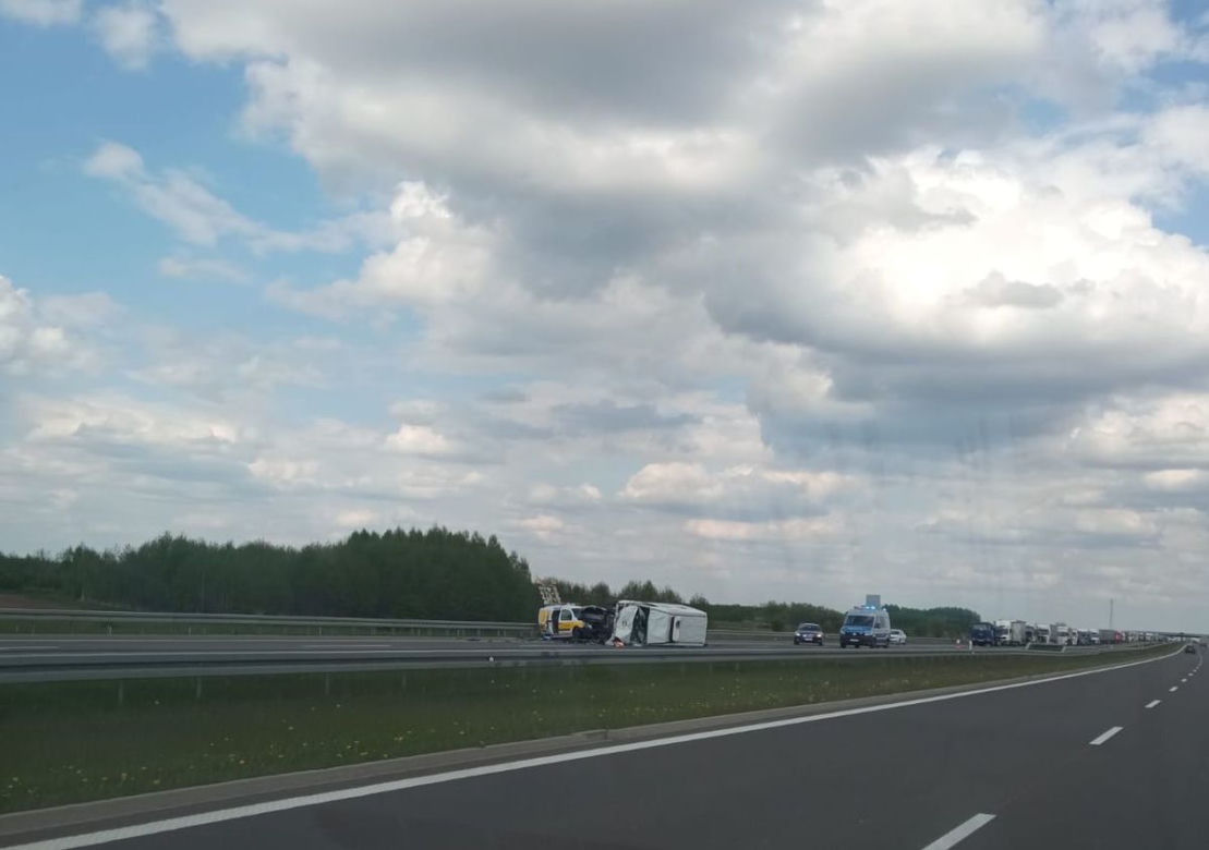 Wypadek na A4. W Terliczce bus wjechał w samochód GDDKiA. Są spore utrudnienia 