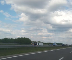 Wypadek na A4. W Terliczce bus wjechał w samochód GDDKiA. Są spore utrudnienia 