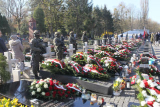 Obchody 16. rocznicy katastrofy smoleńskiej. Powązki