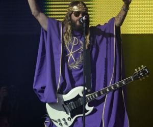 Jared Leto przebrany za księdza