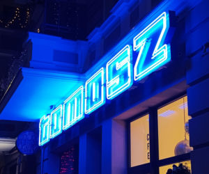 Neon Tomasz na ul. Rayskiego odzyskał dawny blask