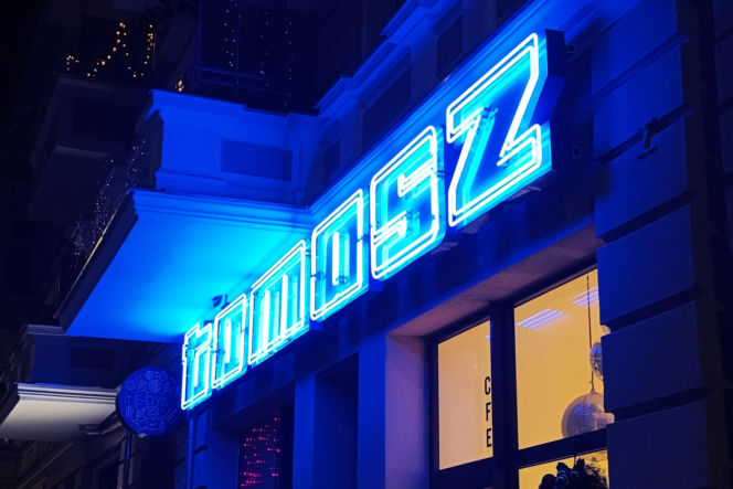 Neon "Tomasz" na ul. Rayskiego odzyskał dawny blask