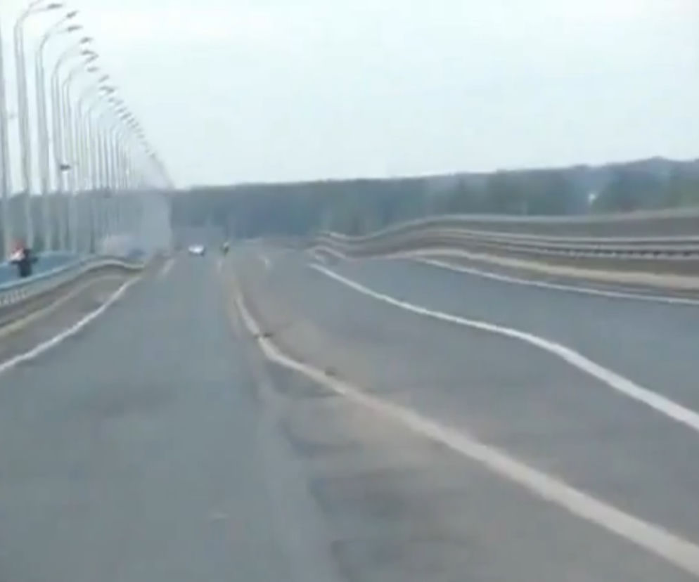 Falujący most nad Wołgą w Rosji