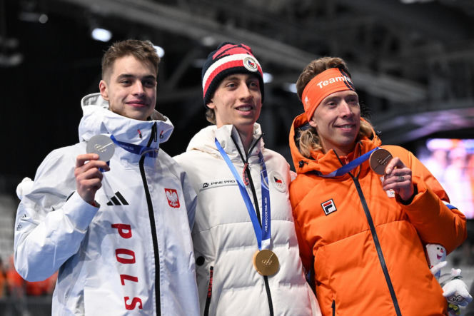 Panczenista Władimir Siemirunnij po biegu na 10 km, który dał mu srebrny medal olimpijski