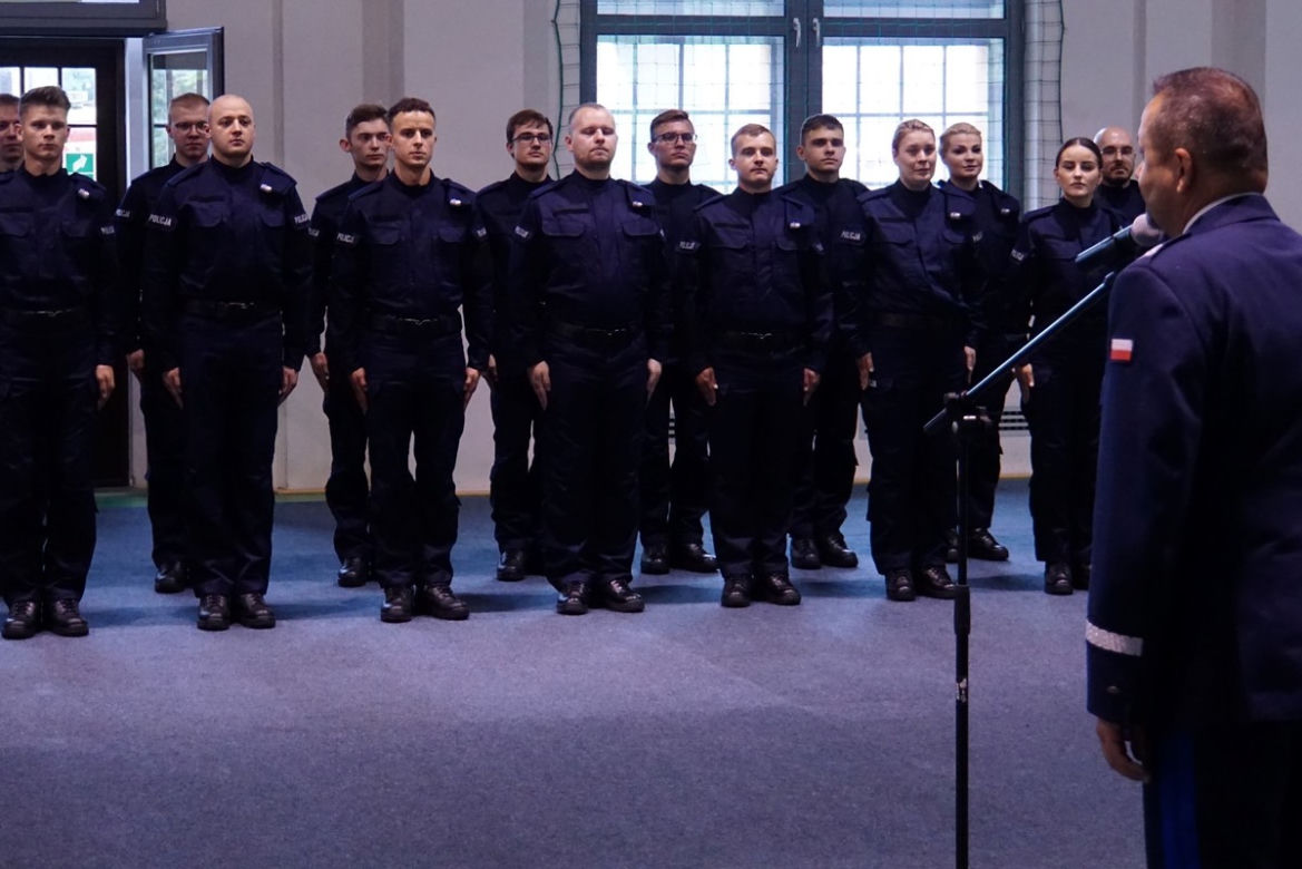 Ślubowanie nowych policjantów w Olsztynie. W szeregi wstąpiło 24 funkcjonariuszy [ZDJECIA]
