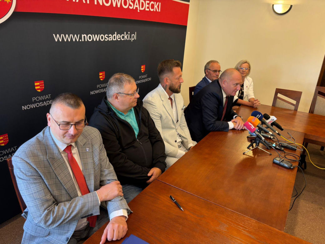 Podpisanie umowy na utworzenie w Krynicy-Zdroju klasy o profilu hokejowym