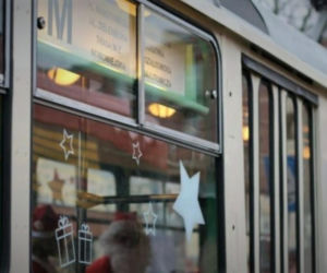 Mikołajkowy tramwaj na torach w stolicy