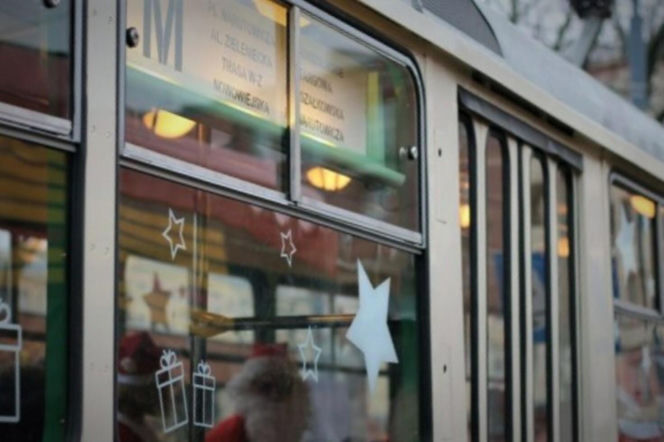 Mikołajkowy tramwaj na torach w stolicy