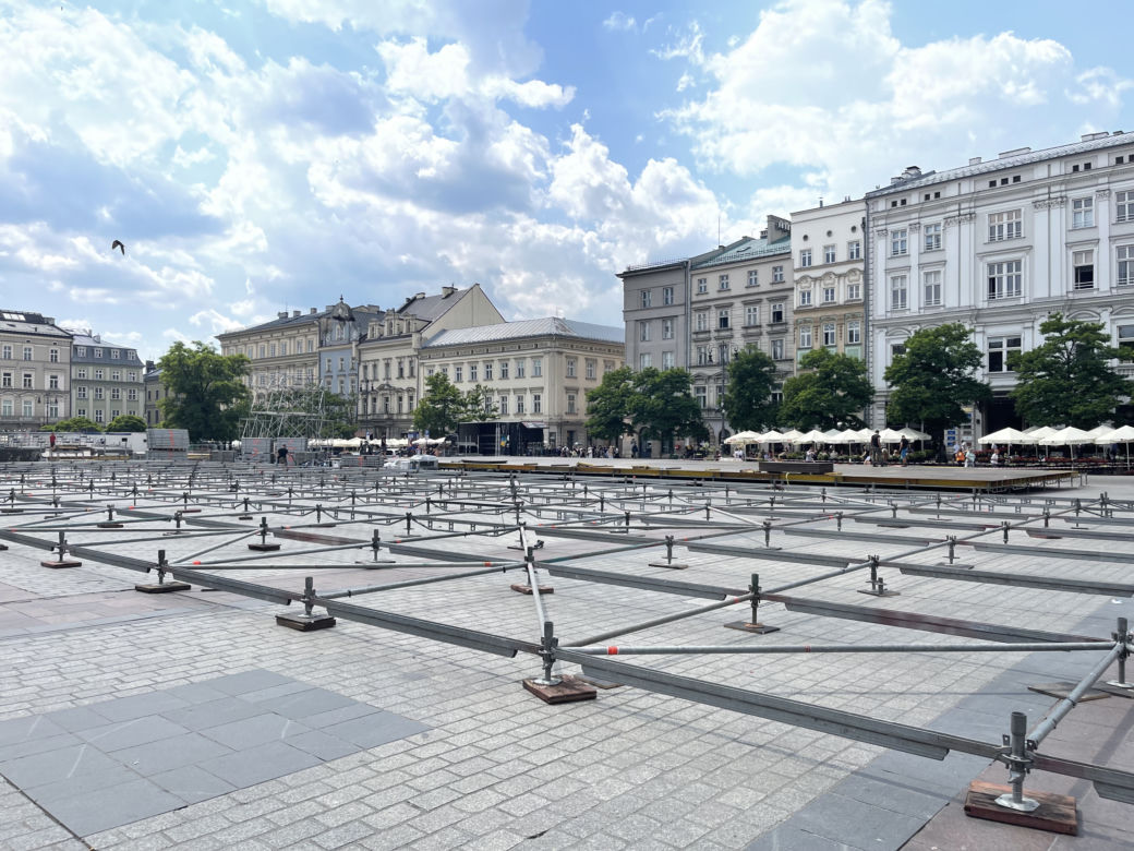 Kontrowersyjna budowa na Rynku Głównym w Krakowie. Mieszkańcy podzieleni