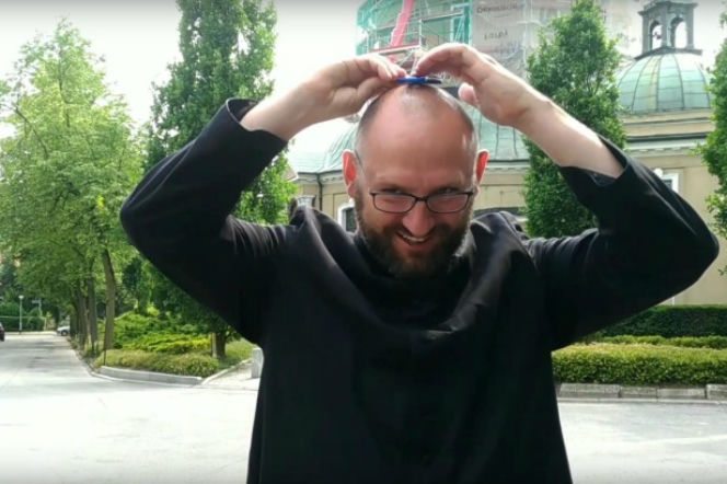 Fidget spinner i ksiądz - czy modna zabawka to coś złego?