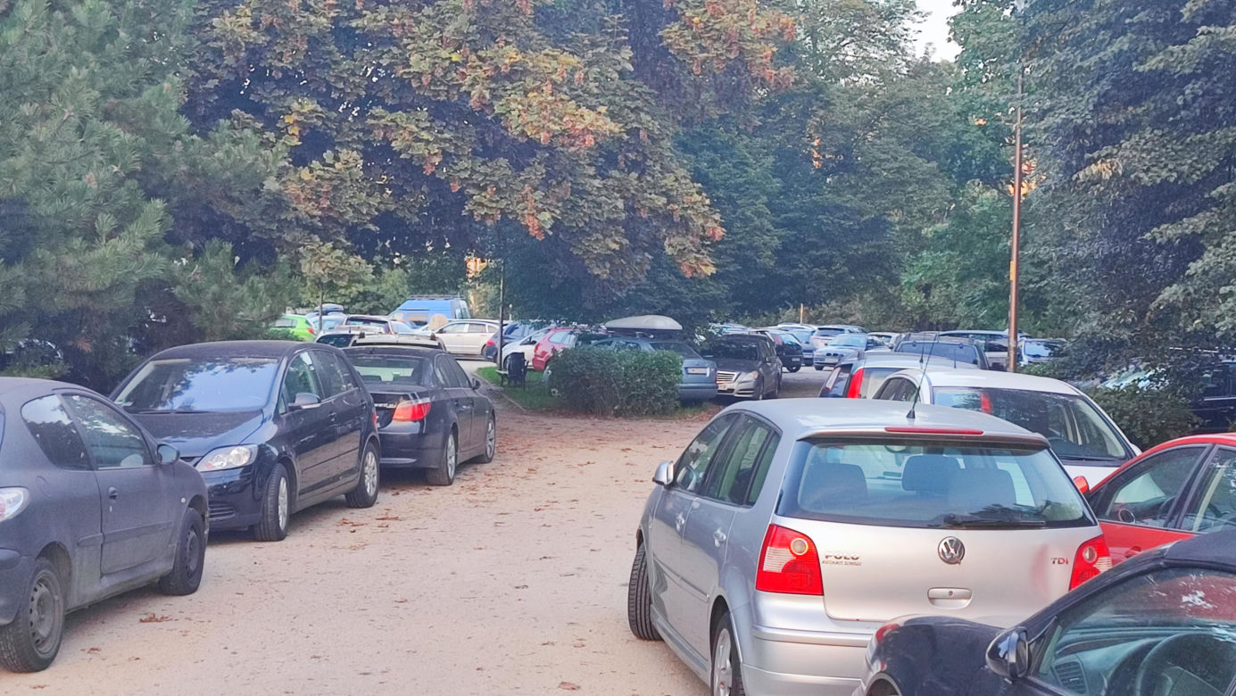 Wrocław. W obawie przed wielką wodą mieszkańcy przestawiają samochody na Górkę Słowiańską 