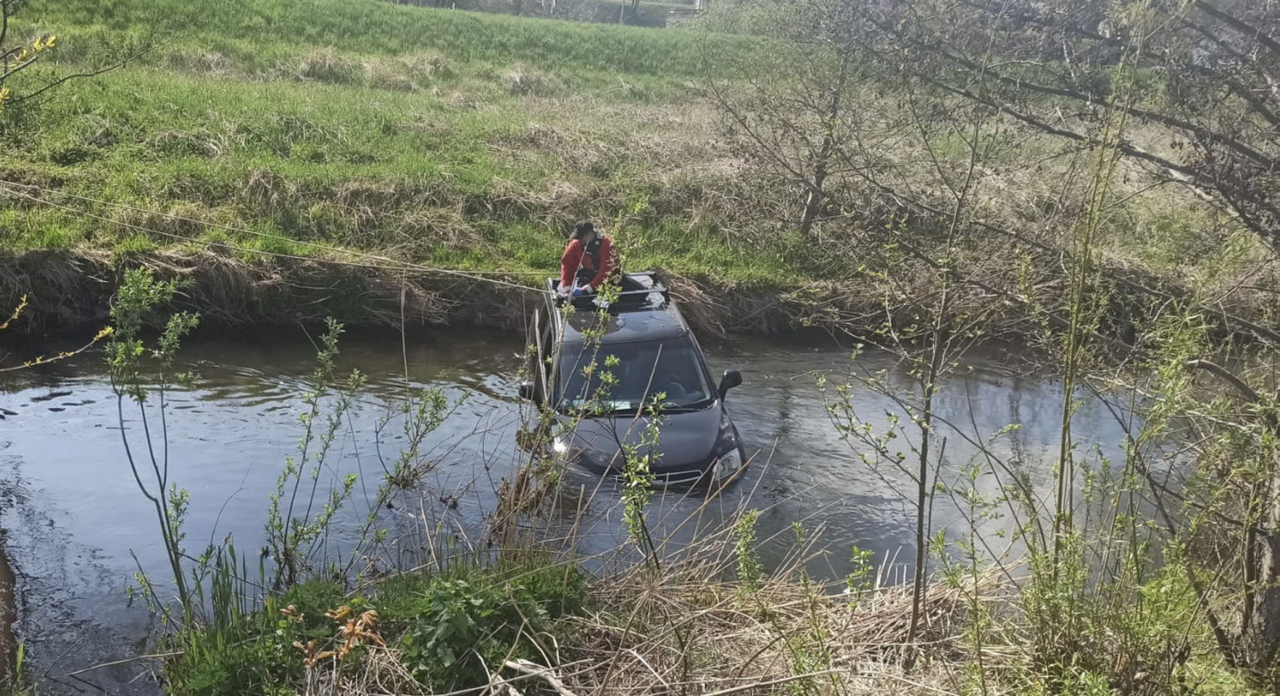 Zaparkował" auto w rzece Radunia. Na miejscu straż pożarna [ZDJĘCIA]