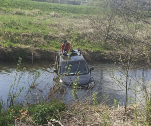 Zaparkował auto w rzece Radunia. Na miejscu straż pożarna [ZDJĘCIA]