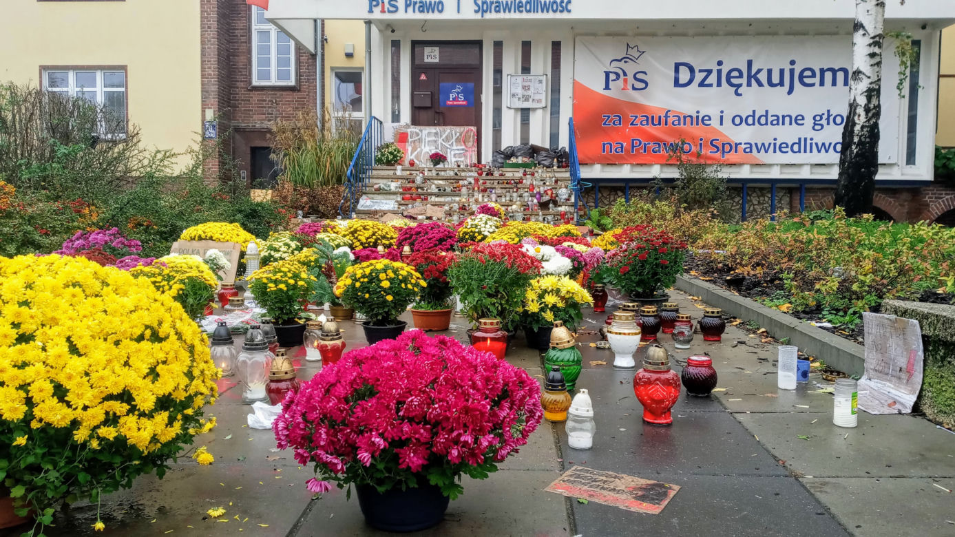 Chryzantemy i znicze pod siedzibą PiS w Szczecinie