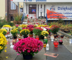 Chryzantemy i znicze pod siedzibą PiS w Szczecinie