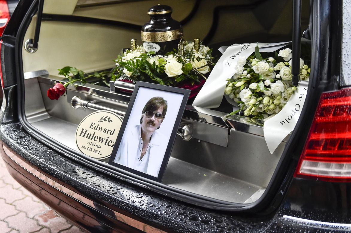 Tak żegnano Edwarda Hulewicza, autora hitu "Bo jedno życie mam". Na pogrzeb legendy polskiej piosenki przybyły tłumy
