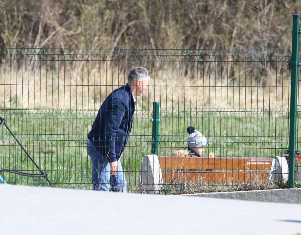 Wałęsa na spacerze z córką