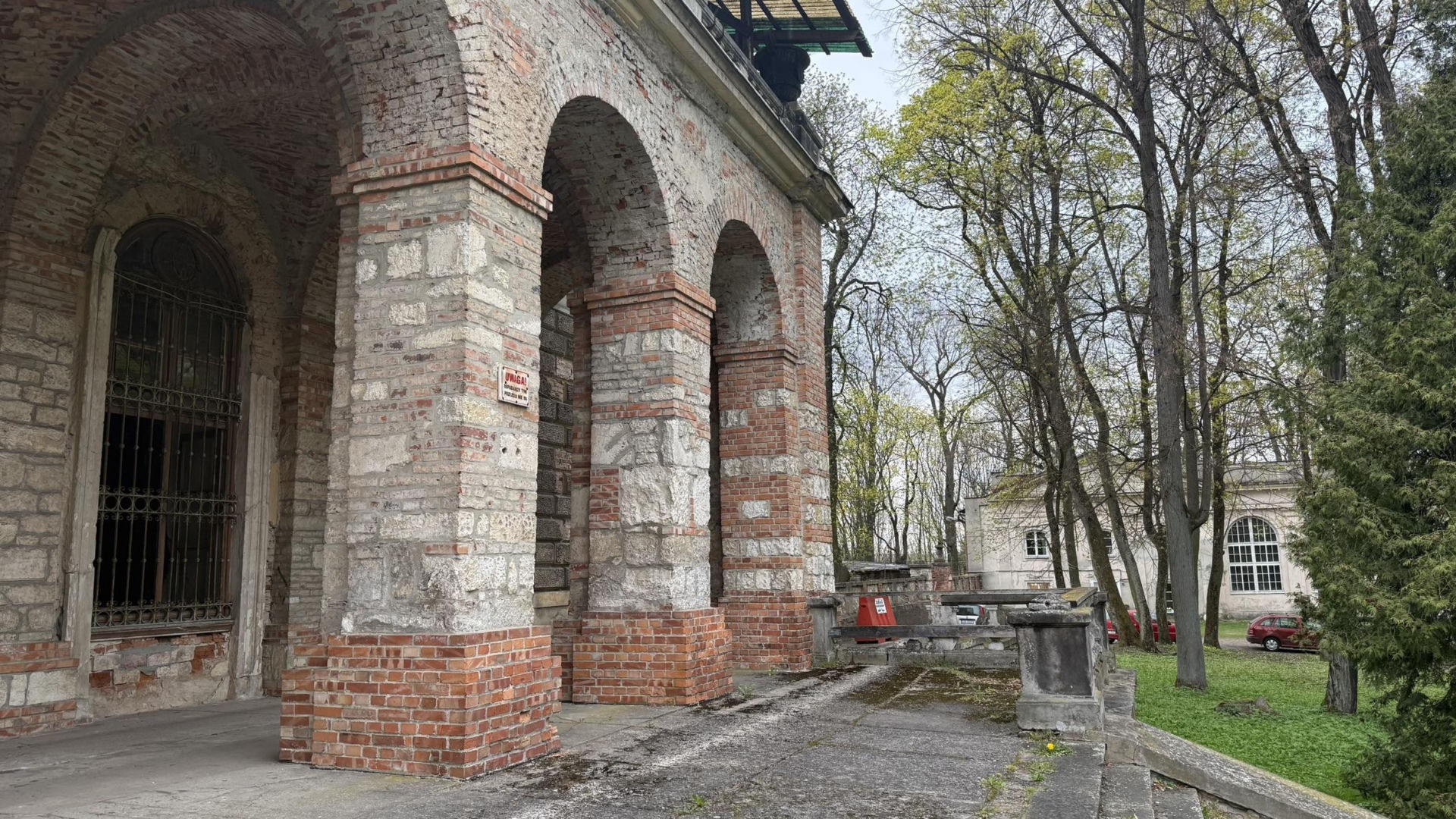 Pałac w Pilicy, wspaniała rezydencja która od dekad popada w ruinę