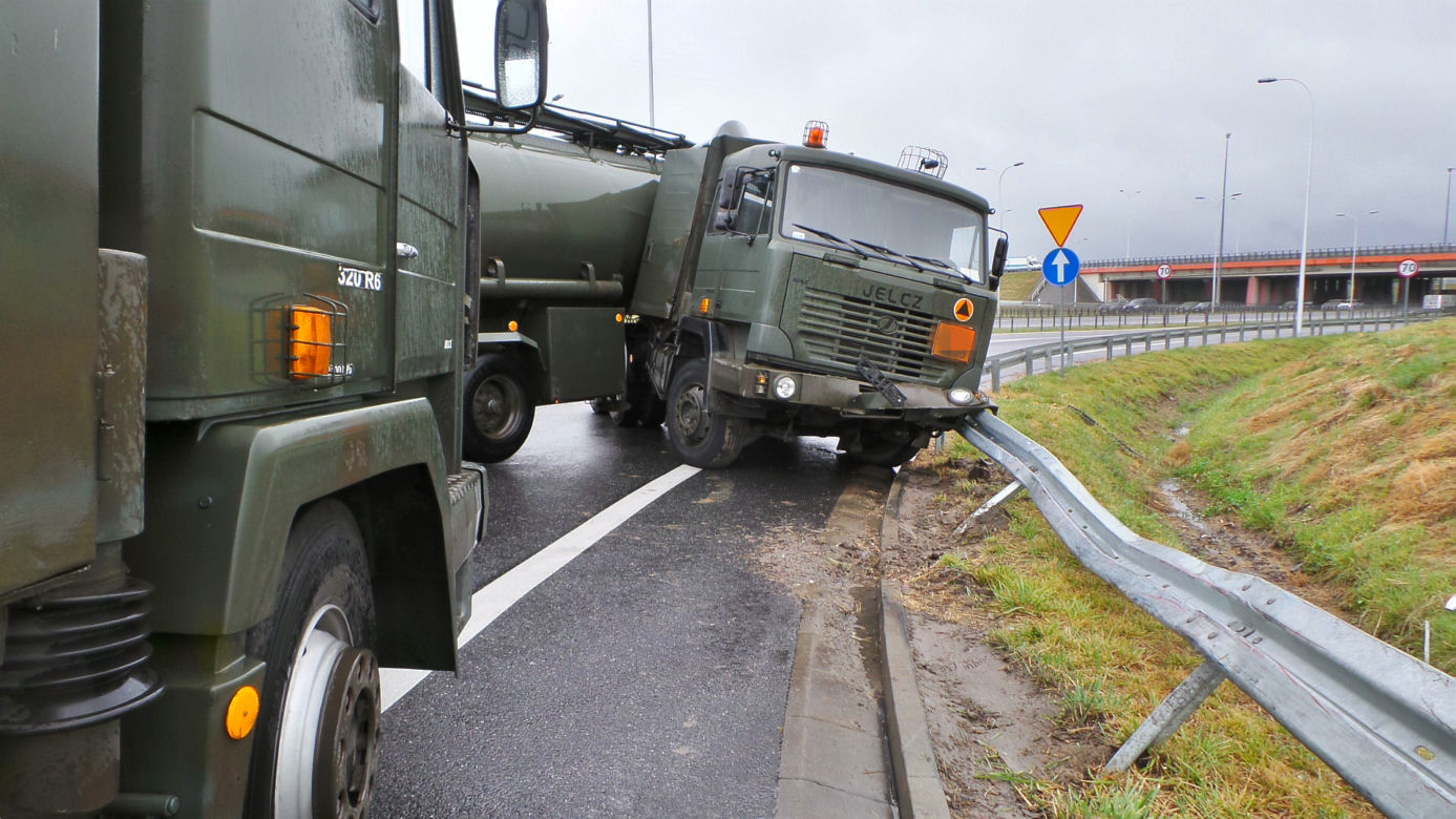 Wypadek wojskowej cysterny pod Warszawą