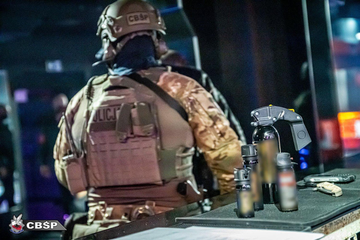 Afera w klubach go-go w kraju. Wśród oskarżonych policjanci i tancerki