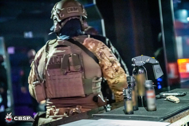 Afera w klubach go-go w kraju. Wśród oskarżonych policjanci i tancerki