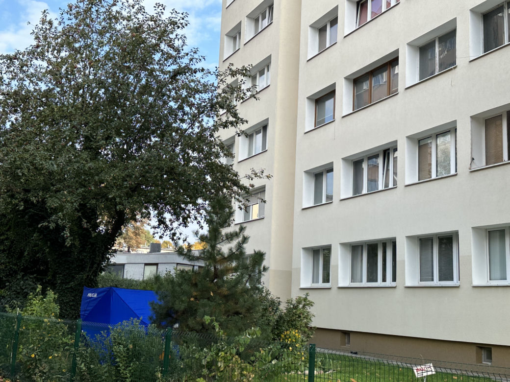 Otworzył okno, spojrzał w dół. Chwilę później runął z 9 piętra. Tragedia na Mokotowie