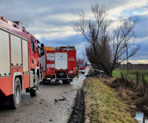 Makabra pod Sochaczewem. Strażacy znaleźli zwęglone zwłoki w seicento