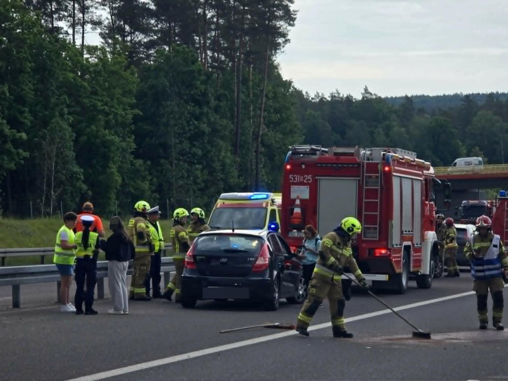 Zderzenie trzech aut na S7 pod Rychnowem. Na miejsce wezwano śmigłowiec LPR