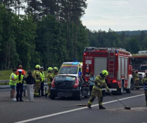 Zderzenie trzech aut na S7 pod Rychnowem. Na miejsce wezwano śmigłowiec LPR