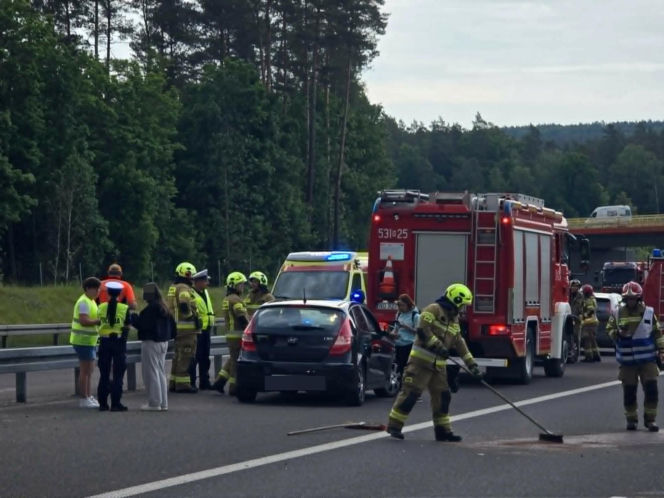 Zderzenie trzech aut na S7 pod Rychnowem. Na miejsce wezwano śmigłowiec LPR