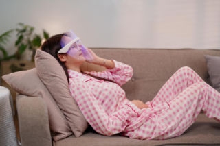 Rewolucja w pielęgnacji czy pułapka? Oto jak fotobiomodulacja naprawdę wpływa na zmarszczki i trądzik