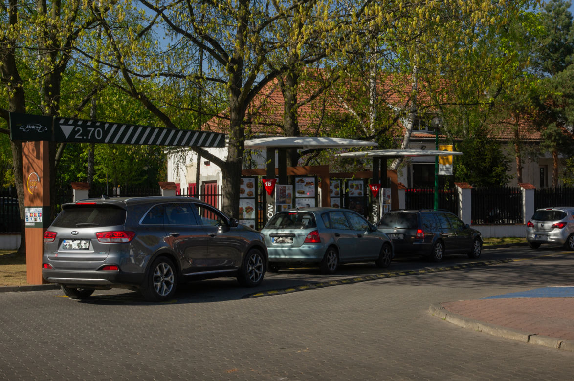 Gigantyczne kolejki samochodów pod McDonald's. Chcesz zjeść? Musisz odstać swoje