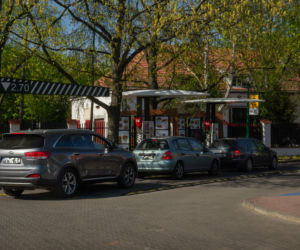 Gigantyczne kolejki samochodów pod McDonald's. Chcesz zjeść? Musisz odstać swoje