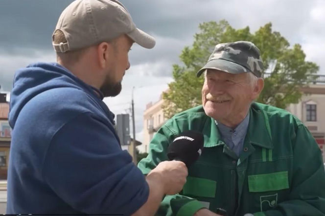 Adam Feder z mikrofonem rozmawia ze starszym mężczyzną w Czyżewie. O sondażu w bastionie PiS przeczytasz na Mediateka.