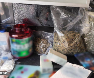 AK-47, pistolet Glock, tysiące tabletek, a to nie wszystko. Spektakularna akcja CBŚP w Krakowie