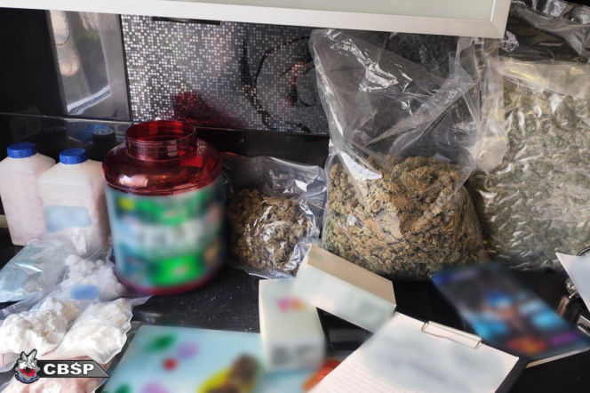 AK-47, pistolet Glock, tysiące tabletek, a to nie wszystko. Spektakularna akcja CBŚP w Krakowie