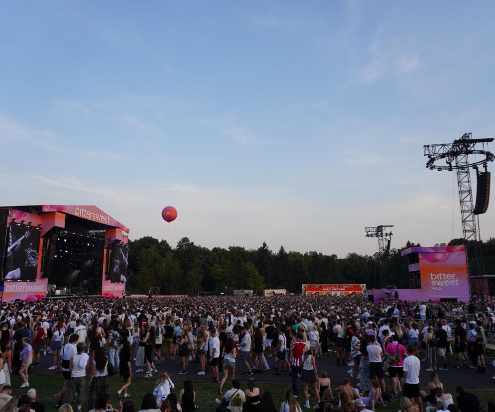 Tłum ludzi pod sceną BitterSweet Festival w Poznaniu. O muzycznych niespodziankach i gwiazdach imprezy przeczytasz w Eska.
