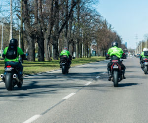 Koronawirus w Trójmieście. Jeżdżą na motorach i pomagają seniorom
