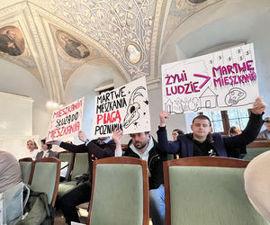 „Martwe mieszkania plagą Poznania” - Transparenty na radzie miasta. Chodzi o wyższy podatek