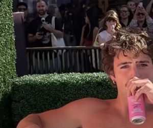 Benson Boone zrzucił koszulkę i wskoczył do wanny z... puszkami. Takie sceny w Los Angeles