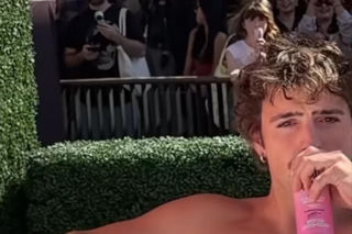 Benson Boone zrzucił koszulkę i wskoczył do wanny z... puszkami. Takie sceny w Los Angeles